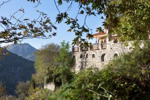 a castle on the side of a mountain at Agnantio studios & suites in Lagadia