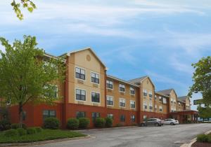 una fila di condomini in un parcheggio di Extended Stay America Suites - Columbia - Stadium Blvd a Columbia