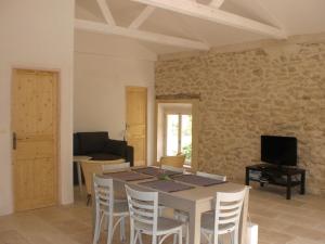 een woonkamer met een tafel en stoelen en een bank bij Château de Peyrolles in Apt