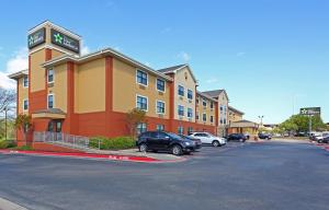 un hotel con auto parcheggiate in un parcheggio di Extended Stay America Suites - Austin - Round Rock - South a Round Rock