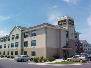 ein Hotel mit Autos auf einem Parkplatz in der Unterkunft Extended Stay America Suites - Billings - West End in Billings