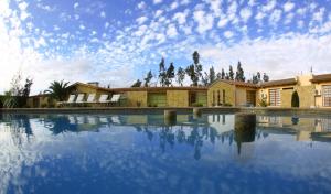 ein großes Wasserbecken vor einem Gebäude in der Unterkunft Hotel Origenes in Vallenar