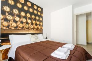 カディスにあるPASACALLES Home by Cadiz4Rentalsのベッドルーム1室(壁に絵画が描かれた大型ベッド1台付)