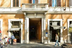 a group of people walking through a building at Loft Pantheon in Rome