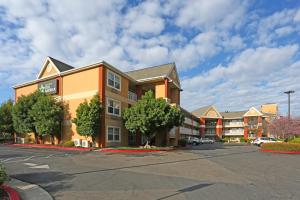 budynek hotelowy z parkingiem przed nim w obiekcie Extended Stay America Suites - Fresno - North w mieście Fresno