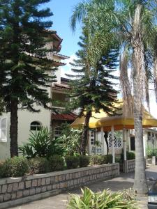un edificio con palme di fronte ad esso di Hotel Castel a Canoas
