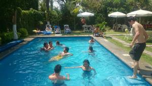 un gruppo di persone che nuotano in piscina di Quinta Belu Oaxtepec a Oaxtepec