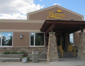 un ristorante con un cartello solare sopra di Balmer Hotel a Red Lake