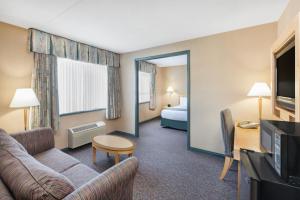 Televiisor ja/või meelelahutuskeskus majutusasutuses Ramada Plaza by Wyndham Prince George