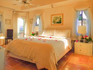 En eller flere senge i et værelse på Topanga Canyon Inn Bed and Breakfast