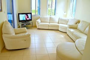 Χώρος καθιστικού στο Latchi Beach Front Villa - Private Heated Pool - Amazing Uninterrupted Sea Views