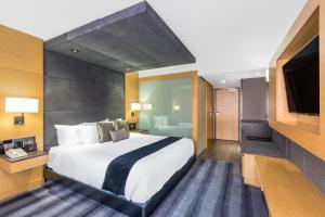 Voodi või voodid majutusasutuse Ramada Plaza by Wyndham Prince George toas