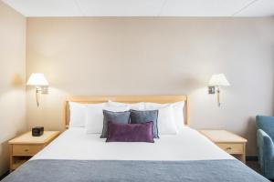 Voodi või voodid majutusasutuse Ramada Plaza by Wyndham Prince George toas