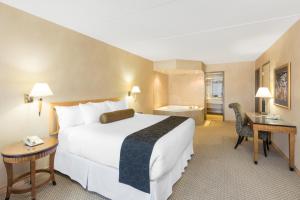 Voodi või voodid majutusasutuse Ramada Plaza by Wyndham Prince George toas