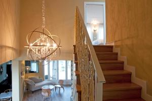escalera con lámpara de araña y sala de estar en El Jardin de Vikera, en San Andrés de Montejos