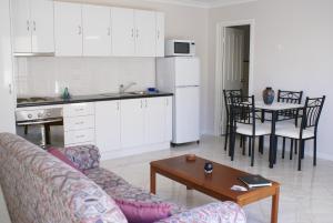 una cucina e un soggiorno con divano e tavolo di A Good Rest B & B a Alice Springs