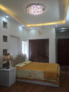 - une chambre avec un grand lit et un plafond lumineux dans l'établissement Thu Linh Guesthouse, à Đà Lạt