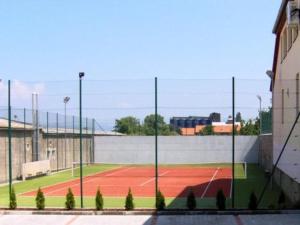 Tennis and/or squash facilities at Hotel Eminent or nearby