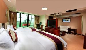 Camera con 4 letti e TV a schermo piatto. di New World Hotel a Canton