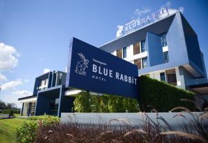 een bord van een Blue Ridge Hotel voor een gebouw bij Blue Rabbit Hotel in Chanthaburi