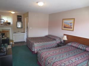 A bed or beds in a room at Overlander Motel