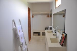 een badkamer met twee wastafels en een spiegel bij Villa Enjoy in Canggu +23 foto's