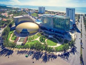 una vista aérea de un gran edificio con una cúpula en Biệt Thự Villa Hai Nam -Vung Tau-G8 Bau Sen 08, en Vung Tau