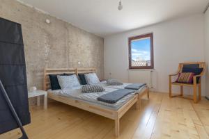 1 dormitorio con 1 cama y TV. en Nature apartment Kersnik, en Bohinj