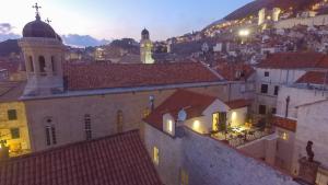 Nespecifikovaný výhled na destinaci Dubrovník nebo výhled na město při pohledu z penzionu