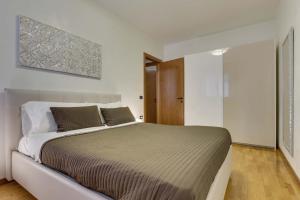 een slaapkamer met een groot bed in een kamer bij Quartiere Padova 2000 in Padua