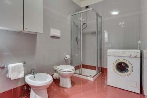 a bathroom with a toilet sink and a washing machine at Quartiere Padova 2000 in Padova