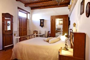 um quarto com uma cama grande num quarto em Casa dell' Aristea em Atsipopoulo