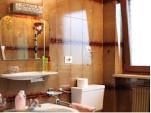 A bathroom at Pension Tannenhof