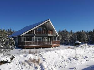 a house in the snow with snow w obiekcie Villa APR w mieście Kurikka