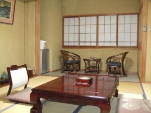 Posezení v ubytování Marunaka Ryokan