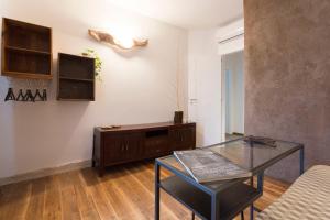 A television and/or entertainment centre at Sempreverde Atelier B&B