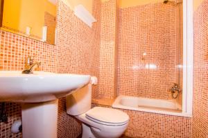 オヨス・デル・エスピーノにあるEl Leñador IIのバスルーム(トイレ、洗面台、シャワー付)
