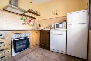 A kitchen or kitchenette at El Leñador II