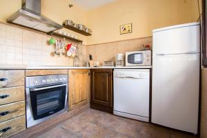オヨス・デル・エスピーノにあるEl Leñador IIのキッチン(白い冷蔵庫、電子レンジ付)