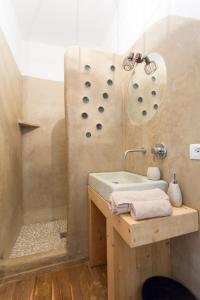 y baño con lavabo y ducha. en Sempreverde Atelier B&B, en Punta Secca