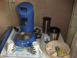 a blue blender sitting on top of a counter at Gastenkamers Centersuites in Oostduinkerke