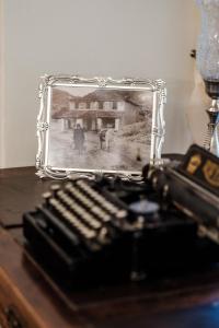 una foto de una vieja foto en un espejo sobre una mesa en Meliteion Traditional Hotel en Asprangeloi