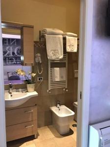 グイドニアにあるVilla Tivoliのバスルーム(洗面台、トイレ、鏡付)