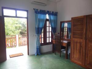 een woonkamer met een bureau en een raam bij Beach House Habaraduwa in Koggala +25 foto's