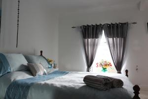 Pantysgyfarnog near Carmarthenshire Pembrokeshire في كرمرثن: غرفة نوم بها سرير ونافذة بها زهور