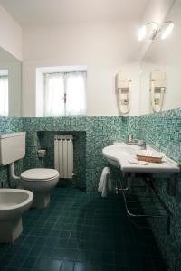 Ванная комната в Residence Sole Mare Alaxi Hotels +37 фотографий