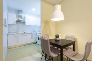 Kuchyň nebo kuchyňský kout v ubytování Apartamentos Diaber San Leandro