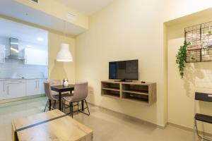 TV a/nebo společenská místnost v ubytování Apartamentos Diaber San Leandro