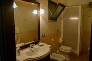 エーリチェにあるDa Lucioのバスルーム(洗面台、トイレ、鏡付)