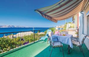 een tafel op een balkon met uitzicht op de oceaan bij Apartment Ivan Mili in Senj